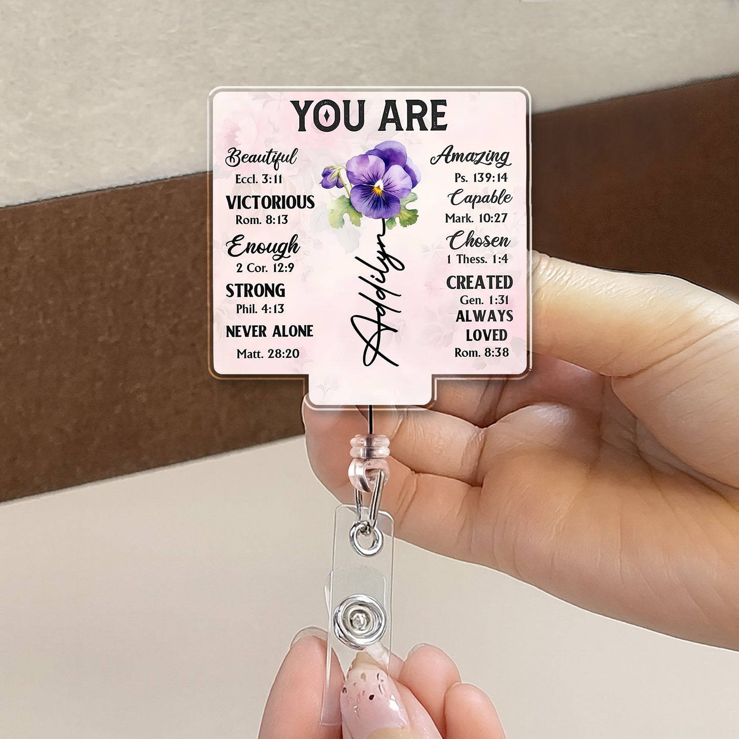 Insignia personalizada "Eres hermosa, victoriosa y comprometida" - Carrete de insignia acrílico personalizado - DTG039_AREEL