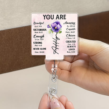 Insignia personalizada "Eres hermosa, victoriosa y comprometida" - Carrete de insignia acrílico personalizado - DTG039_AREEL