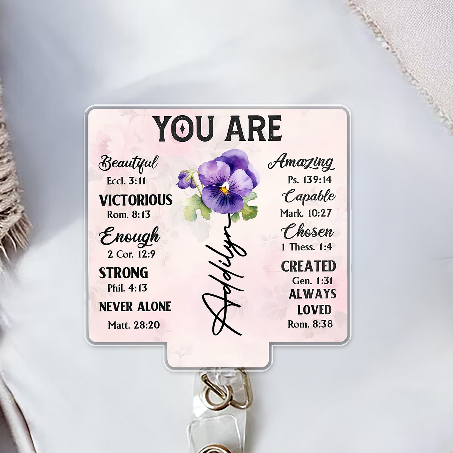 Insignia personalizada "Eres hermosa, victoriosa y comprometida" - Carrete de insignia acrílico personalizado - DTG039_AREEL