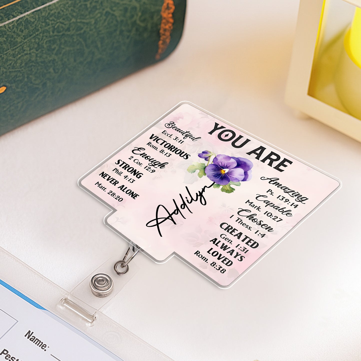 Insignia personalizada "Eres hermosa, victoriosa y comprometida" - Carrete de insignia acrílico personalizado - DTG039_AREEL