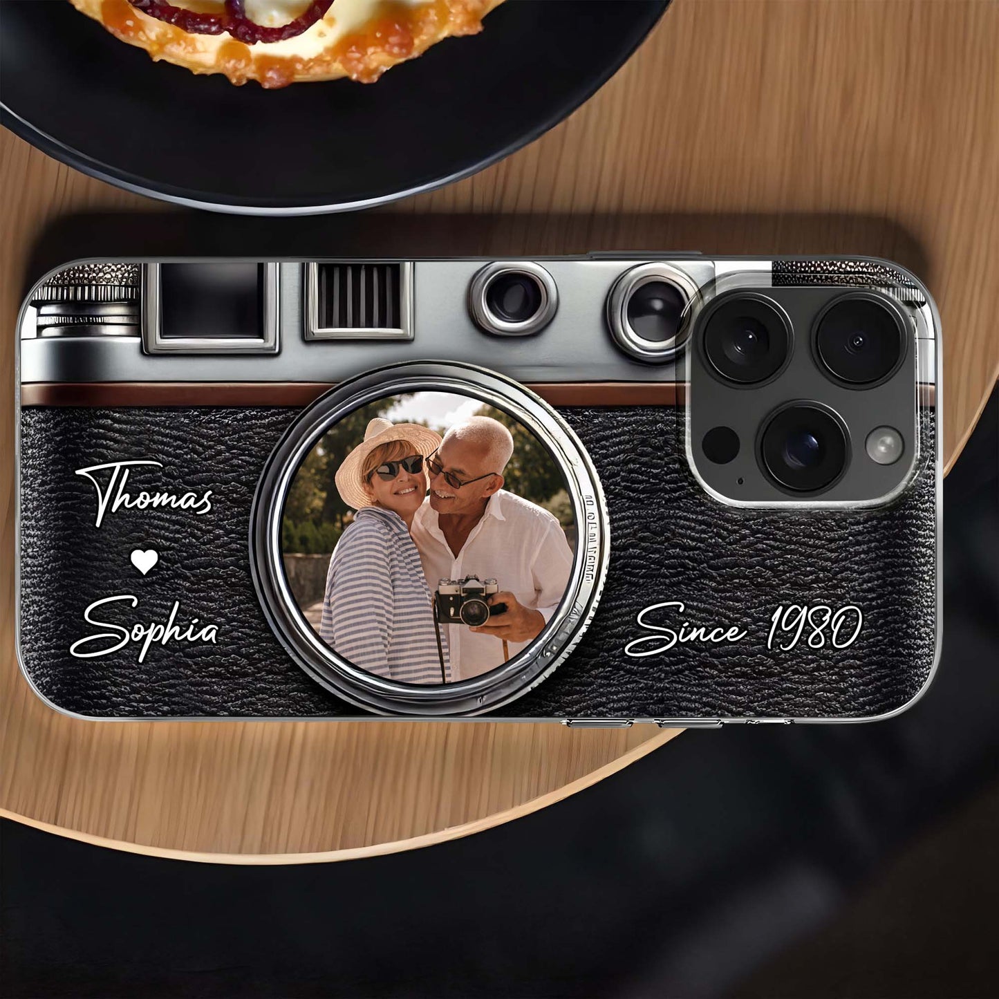 Diseño de cámara vintage con nombres personalizables e icono de corazón - Funda transparente personalizada para teléfono - FAM354_PHC