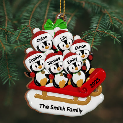 Celebra momentos felices en familia con pingüinos en trineo - Adorno de madera personalizado, forma personalizada - FAM453_WDO