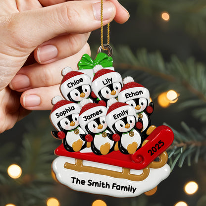 Celebra momentos felices en familia con pingüinos en trineo - Adorno de madera personalizado, forma personalizada - FAM453_WDO