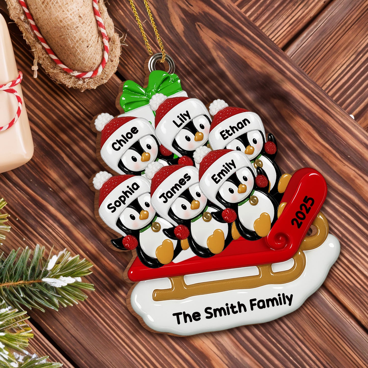 Celebra momentos felices en familia con pingüinos en trineo - Adorno de madera personalizado, forma personalizada - FAM453_WDO