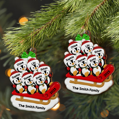 Celebra momentos felices en familia con pingüinos en trineo - Adorno de madera personalizado, forma personalizada - FAM453_WDO