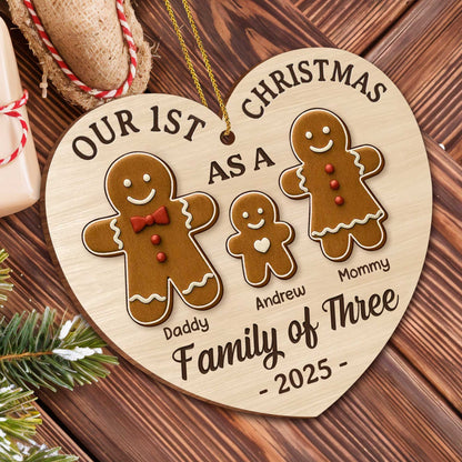 Nuestra primera Navidad en familia de tres con figuras de jengibre - Adorno de madera personalizado, forma personalizada - FAM512_WDO