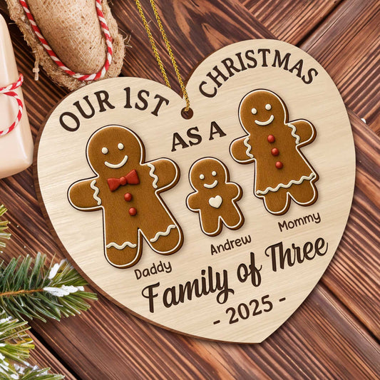 Nuestra primera Navidad en familia de tres con figuras de jengibre - Adorno de madera personalizado, forma personalizada - FAM512_WDO