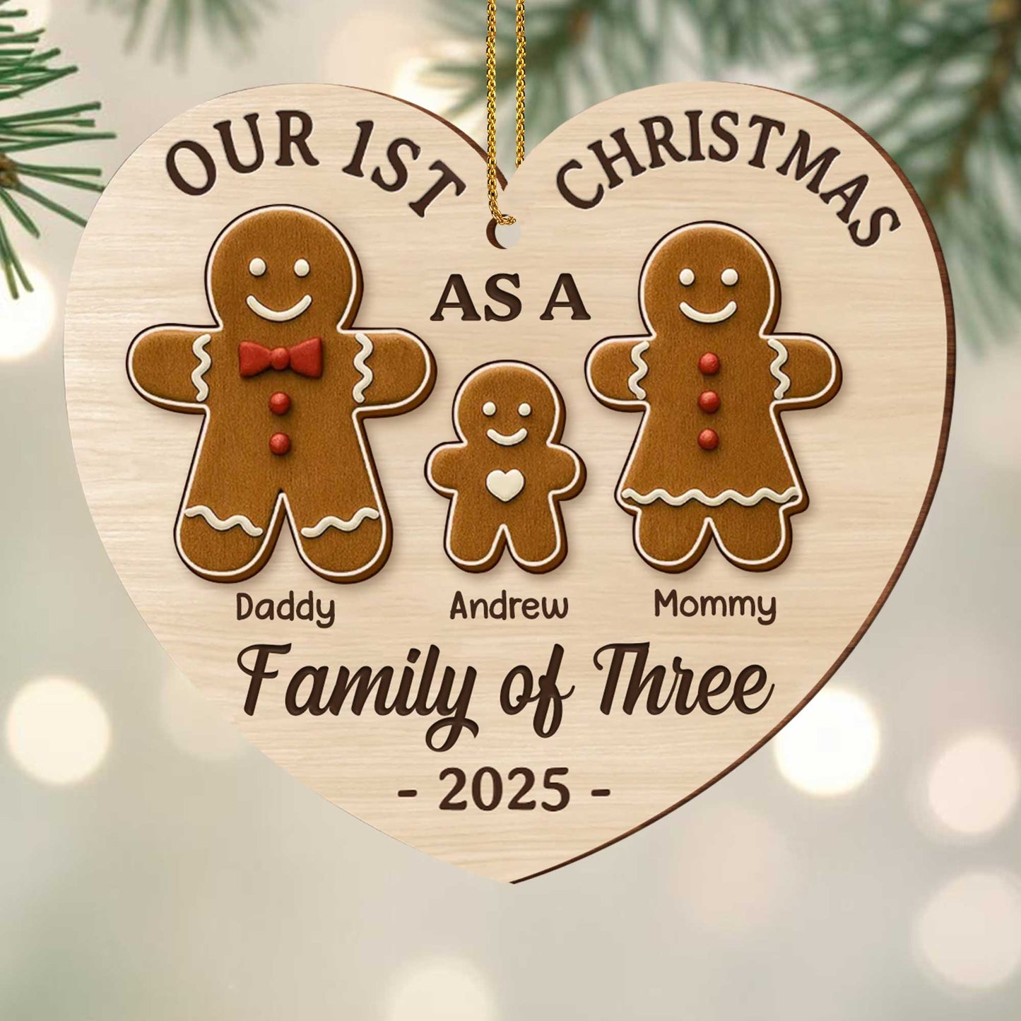 Nuestra primera Navidad en familia de tres con figuras de jengibre - Adorno de madera personalizado, forma personalizada - FAM512_WDO