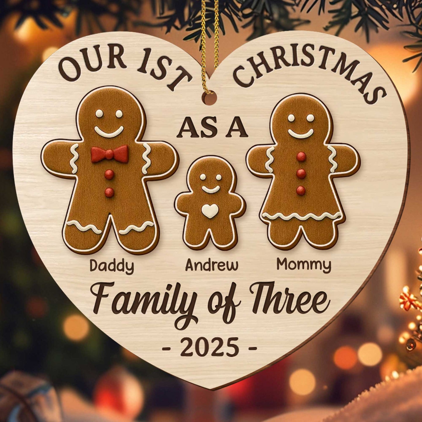 Nuestra primera Navidad en familia de tres con figuras de jengibre - Adorno de madera personalizado, forma personalizada - FAM512_WDO