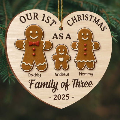 Nuestra primera Navidad en familia de tres con figuras de jengibre - Adorno de madera personalizado, forma personalizada - FAM512_WDO