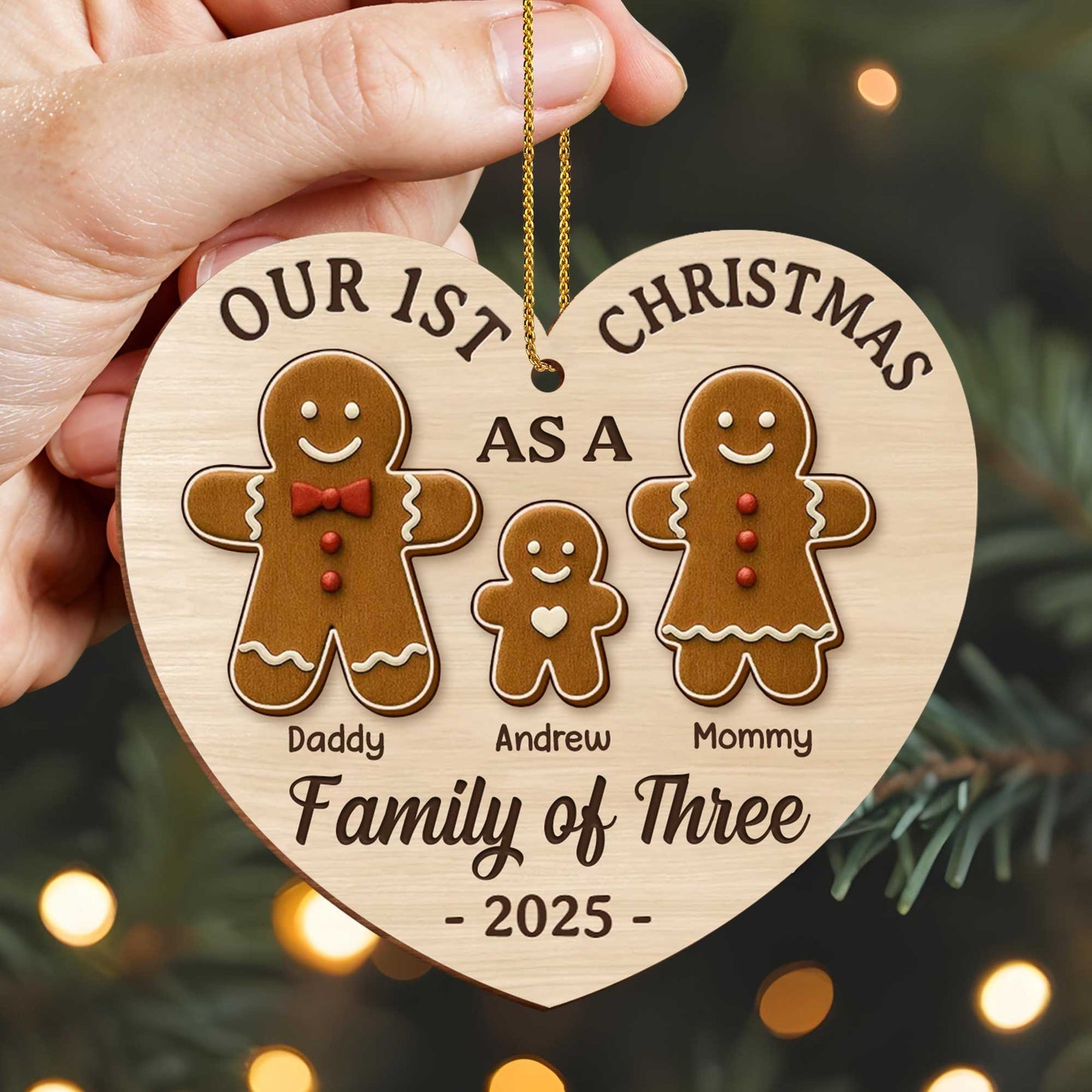 Nuestra primera Navidad en familia de tres con figuras de jengibre - Adorno de madera personalizado, forma personalizada - FAM512_WDO