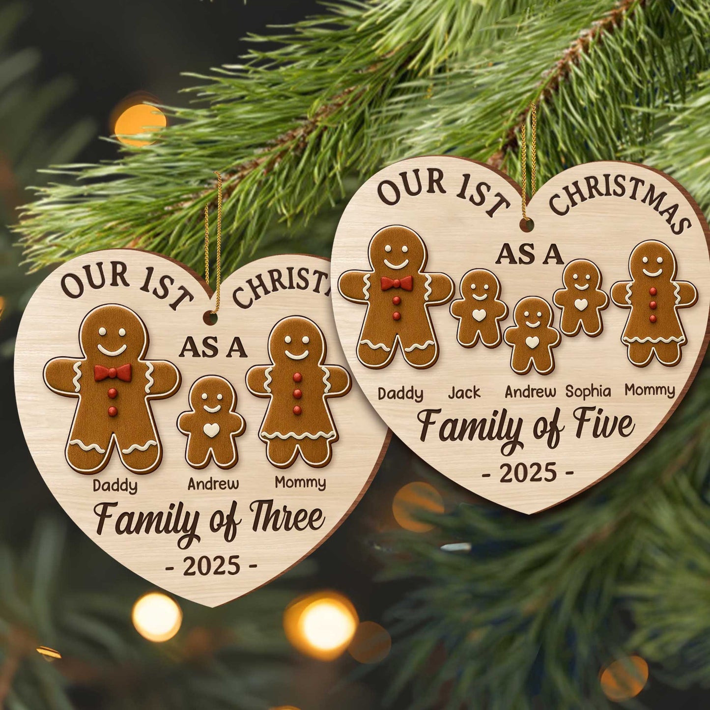 Nuestra primera Navidad en familia de tres con figuras de jengibre - Adorno de madera personalizado, forma personalizada - FAM512_WDO