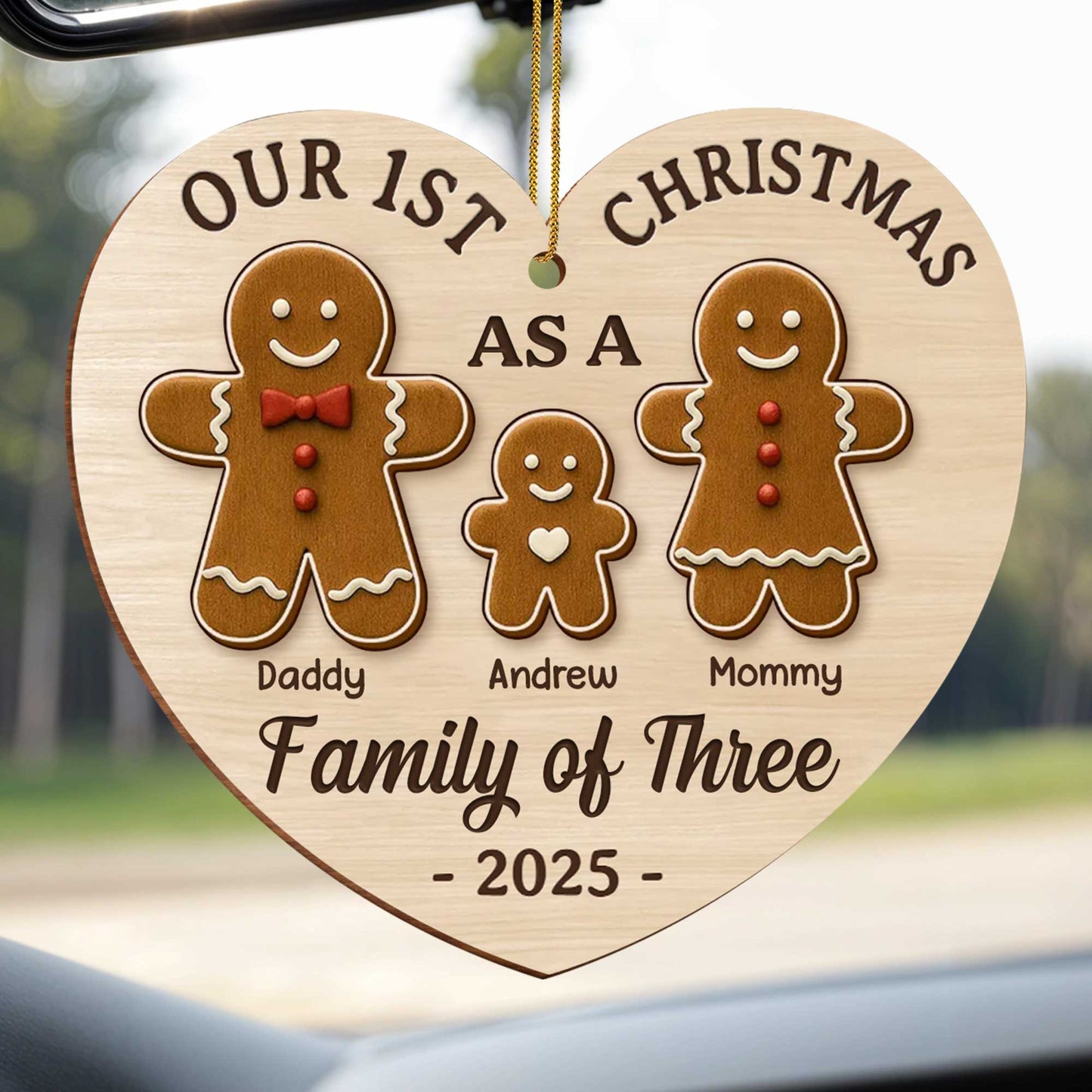 Nuestra primera Navidad en familia de tres con figuras de jengibre - Adorno de madera personalizado, forma personalizada - FAM512_WDO