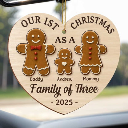 Nuestra primera Navidad en familia de tres con figuras de jengibre - Adorno de madera personalizado, forma personalizada - FAM512_WDO