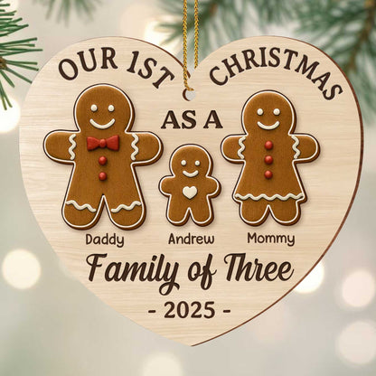 Nuestra primera Navidad en familia de tres con figuras de jengibre - Adorno de madera personalizado, forma personalizada - FAM512_WDO