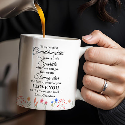 Petite-fille, tu es mon étoile brillante ; message d'amour avec fleurs de pensées - Tasse à café personnalisée - GDT187_MG