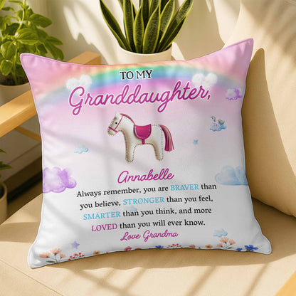 Message inspirant « Braver, Stronger, Smarter, Loved » avec cheval et fleurs – Coussin personnalisé, insert inclus – GDT214_PLW