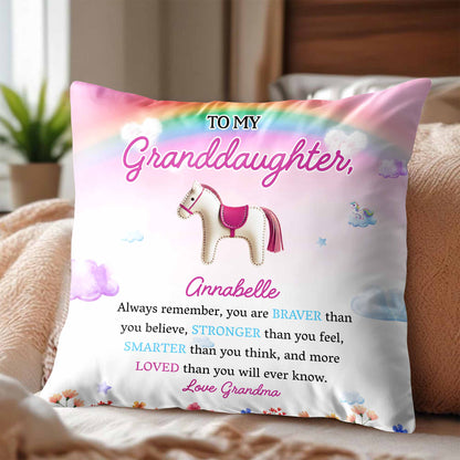 Message inspirant « Braver, Stronger, Smarter, Loved » avec cheval et fleurs – Coussin personnalisé, insert inclus – GDT214_PLW