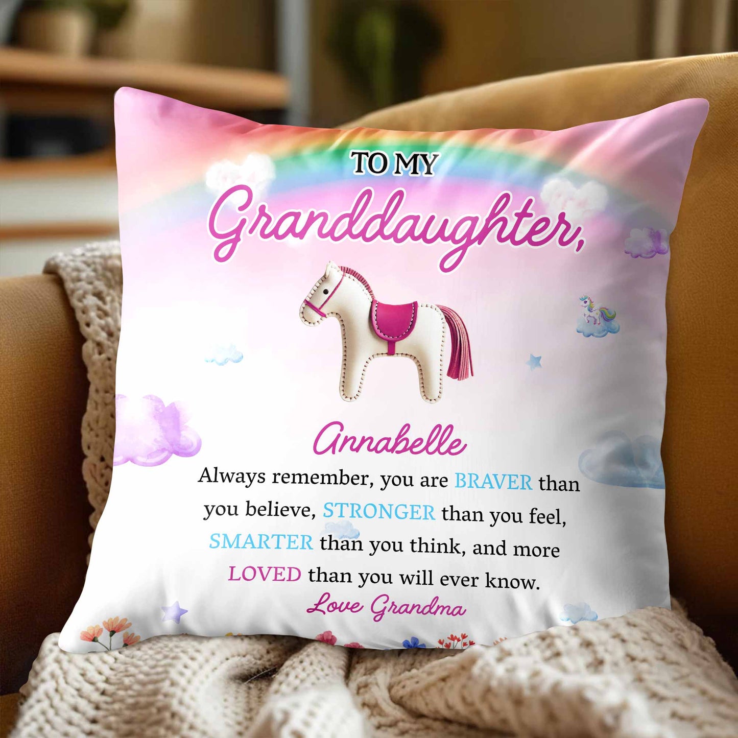 Message inspirant « Braver, Stronger, Smarter, Loved » avec cheval et fleurs – Coussin personnalisé, insert inclus – GDT214_PLW