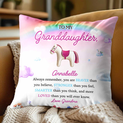 Message inspirant « Braver, Stronger, Smarter, Loved » avec cheval et fleurs – Coussin personnalisé, insert inclus – GDT214_PLW