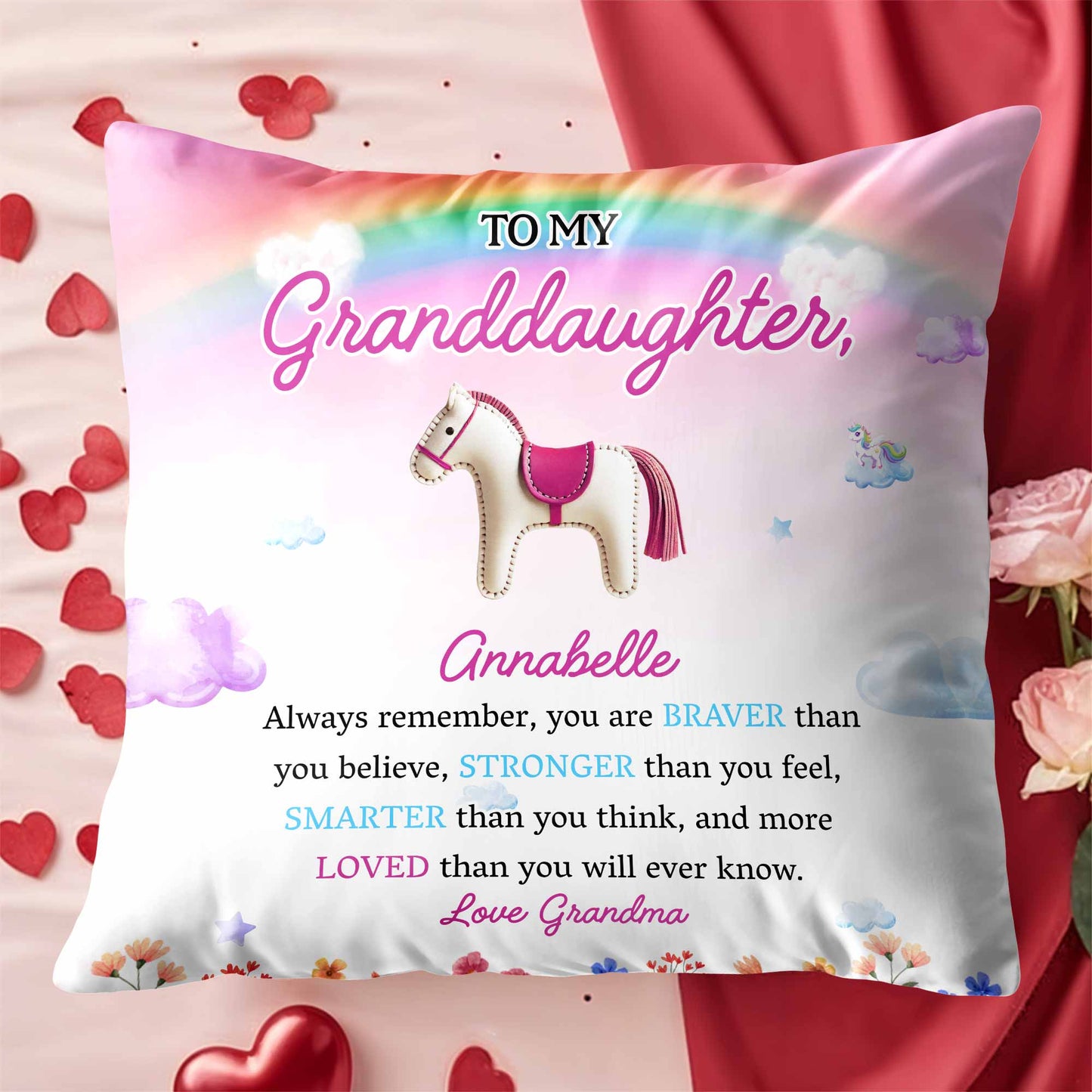Message inspirant « Braver, Stronger, Smarter, Loved » avec cheval et fleurs – Coussin personnalisé, insert inclus – GDT214_PLW