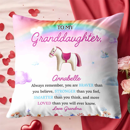 Message inspirant « Braver, Stronger, Smarter, Loved » avec cheval et fleurs – Coussin personnalisé, insert inclus – GDT214_PLW