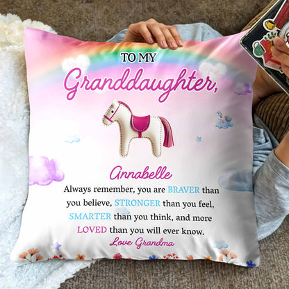 Message inspirant « Braver, Stronger, Smarter, Loved » avec cheval et fleurs – Coussin personnalisé, insert inclus – GDT214_PLW