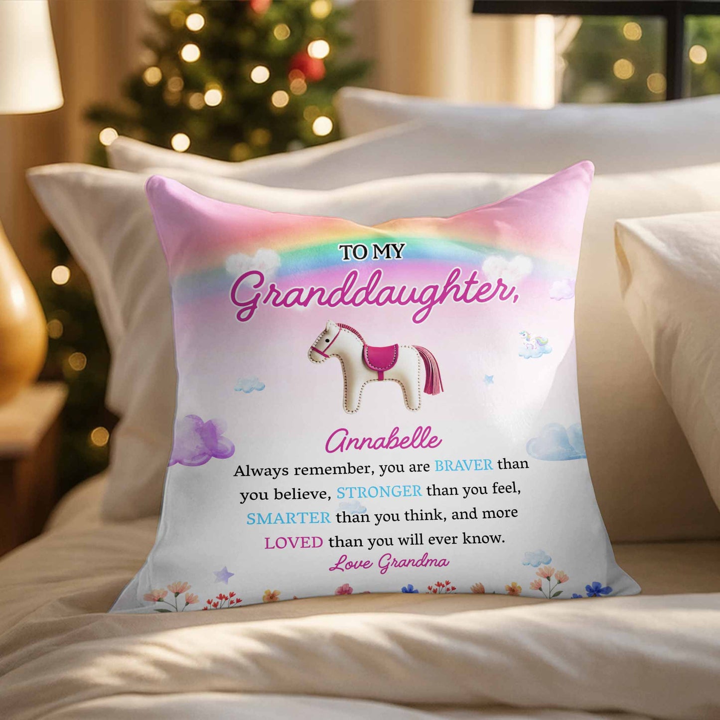 Message inspirant « Braver, Stronger, Smarter, Loved » avec cheval et fleurs – Coussin personnalisé, insert inclus – GDT214_PLW