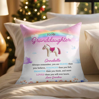 Message inspirant « Braver, Stronger, Smarter, Loved » avec cheval et fleurs – Coussin personnalisé, insert inclus – GDT214_PLW