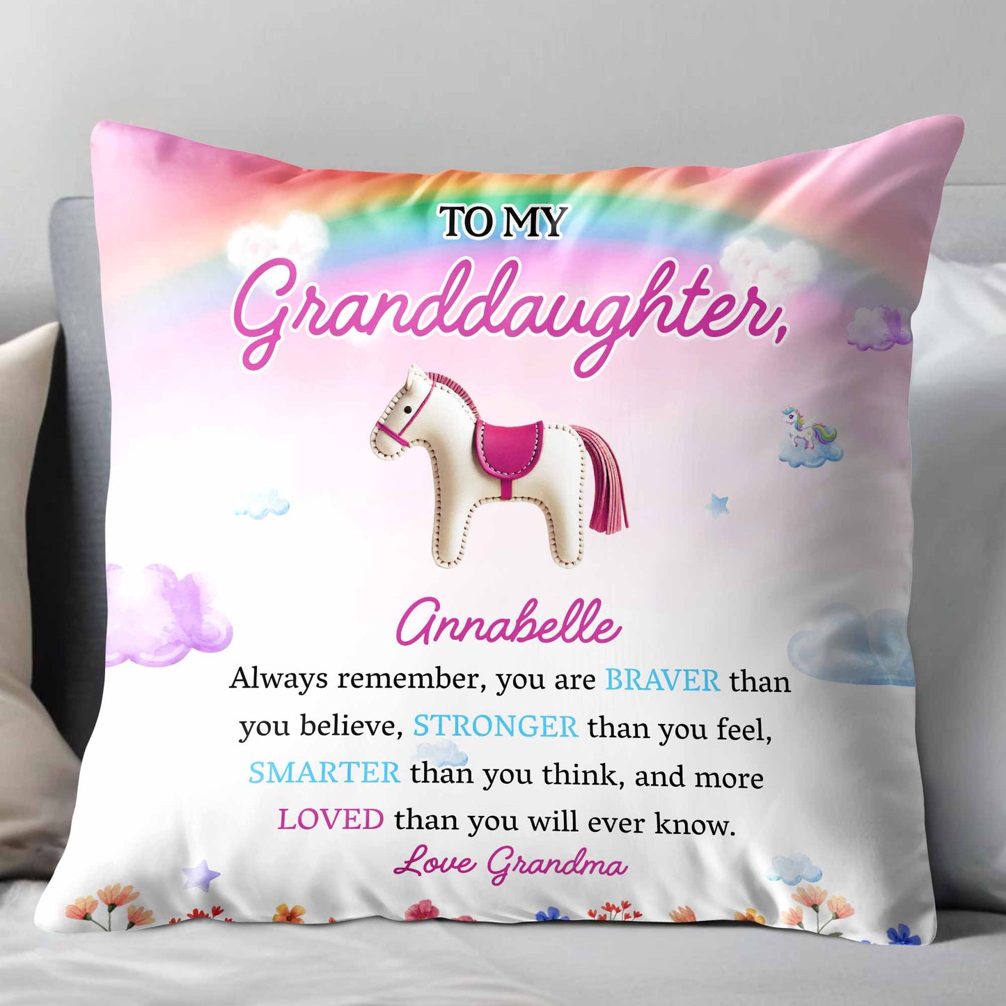 Message inspirant « Braver, Stronger, Smarter, Loved » avec cheval et fleurs – Coussin personnalisé, insert inclus – GDT214_PLW