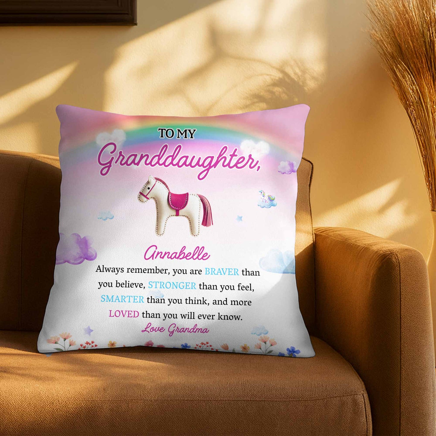 Message inspirant « Braver, Stronger, Smarter, Loved » avec cheval et fleurs – Coussin personnalisé, insert inclus – GDT214_PLW