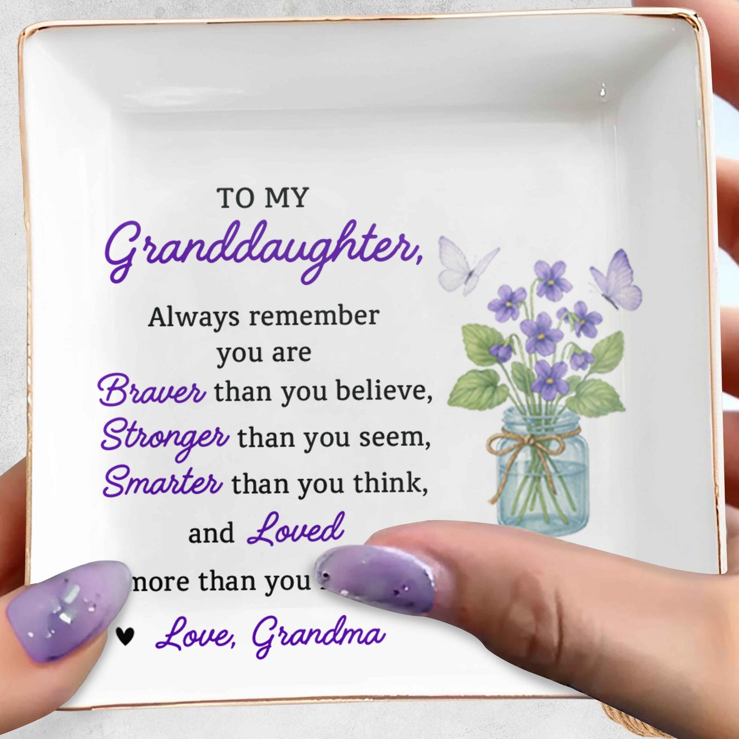 À ma petite-fille, n'oublie jamais que je t'aime, Fleurs et papillons - Plat à bijoux personnalisé, plat carré en céramique - GDT305_SCRD