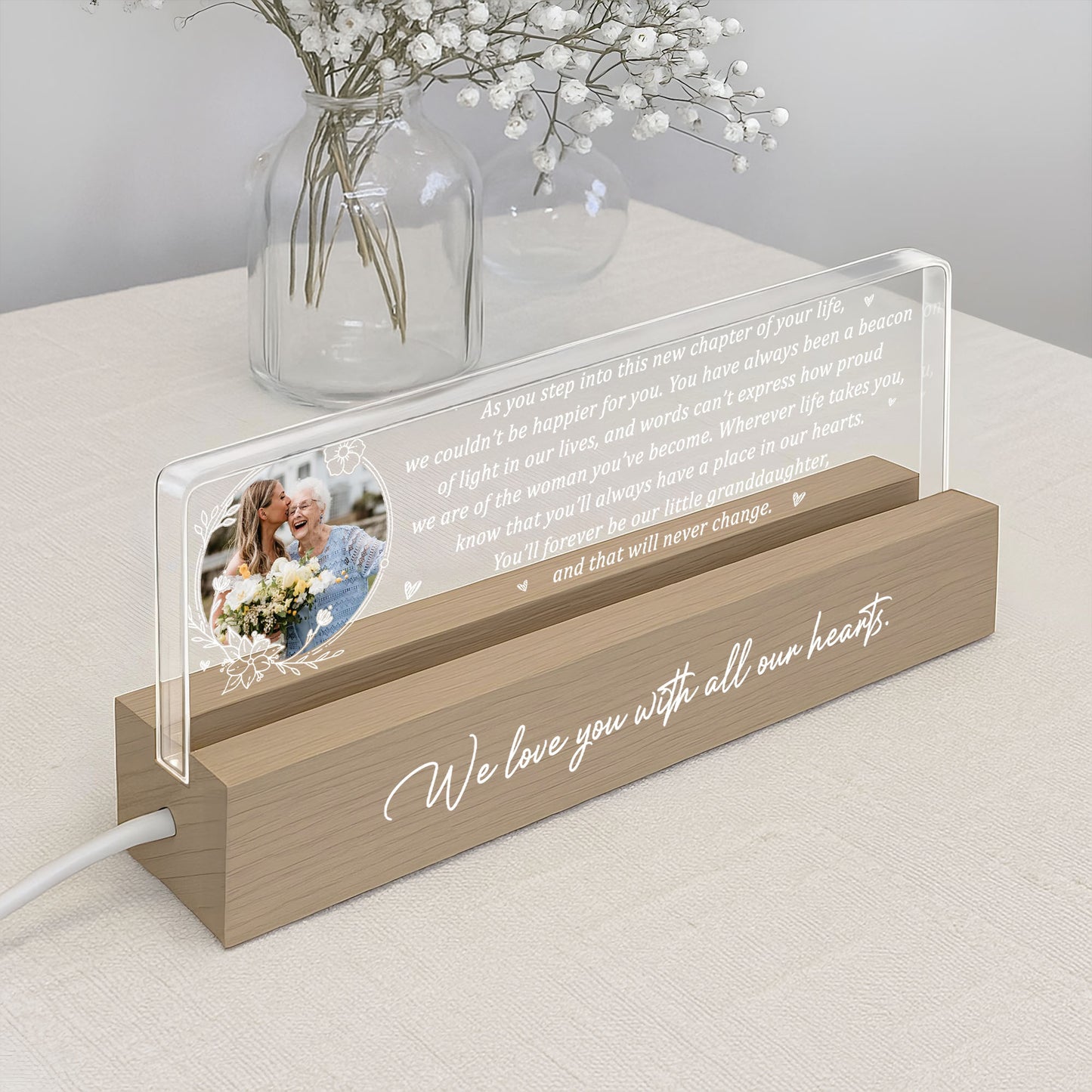 Al comenzar este nuevo capítulo de tu vida, Flores y Corazones - Luz nocturna LED personalizada con base de madera - GDT317_LEREC