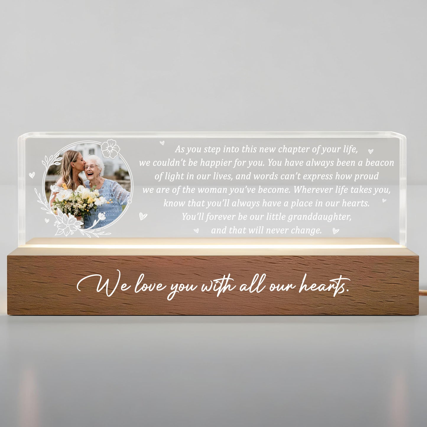 Al comenzar este nuevo capítulo de tu vida, Flores y Corazones - Luz nocturna LED personalizada con base de madera - GDT317_LEREC