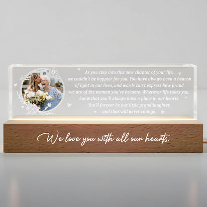 Al comenzar este nuevo capítulo de tu vida, Flores y Corazones - Luz nocturna LED personalizada con base de madera - GDT317_LEREC