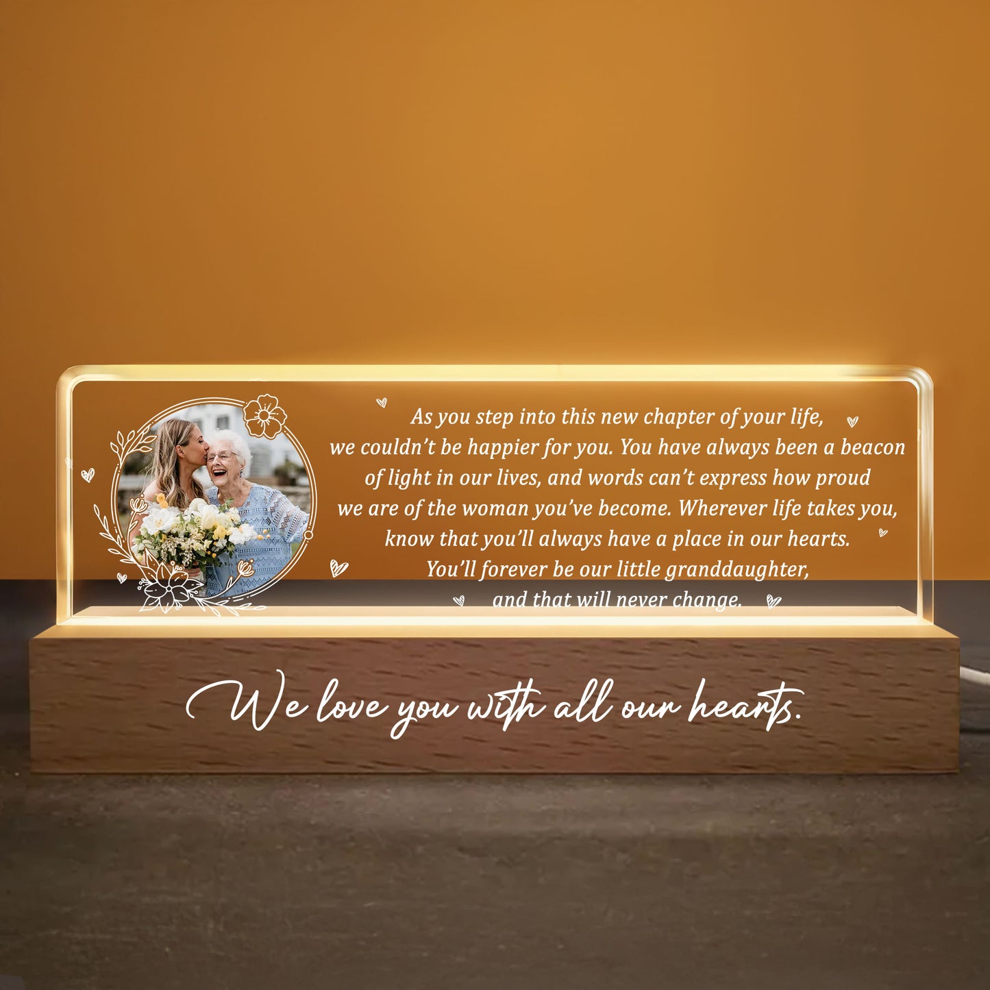 Al comenzar este nuevo capítulo de tu vida, Flores y Corazones - Luz nocturna LED personalizada con base de madera - GDT317_LEREC