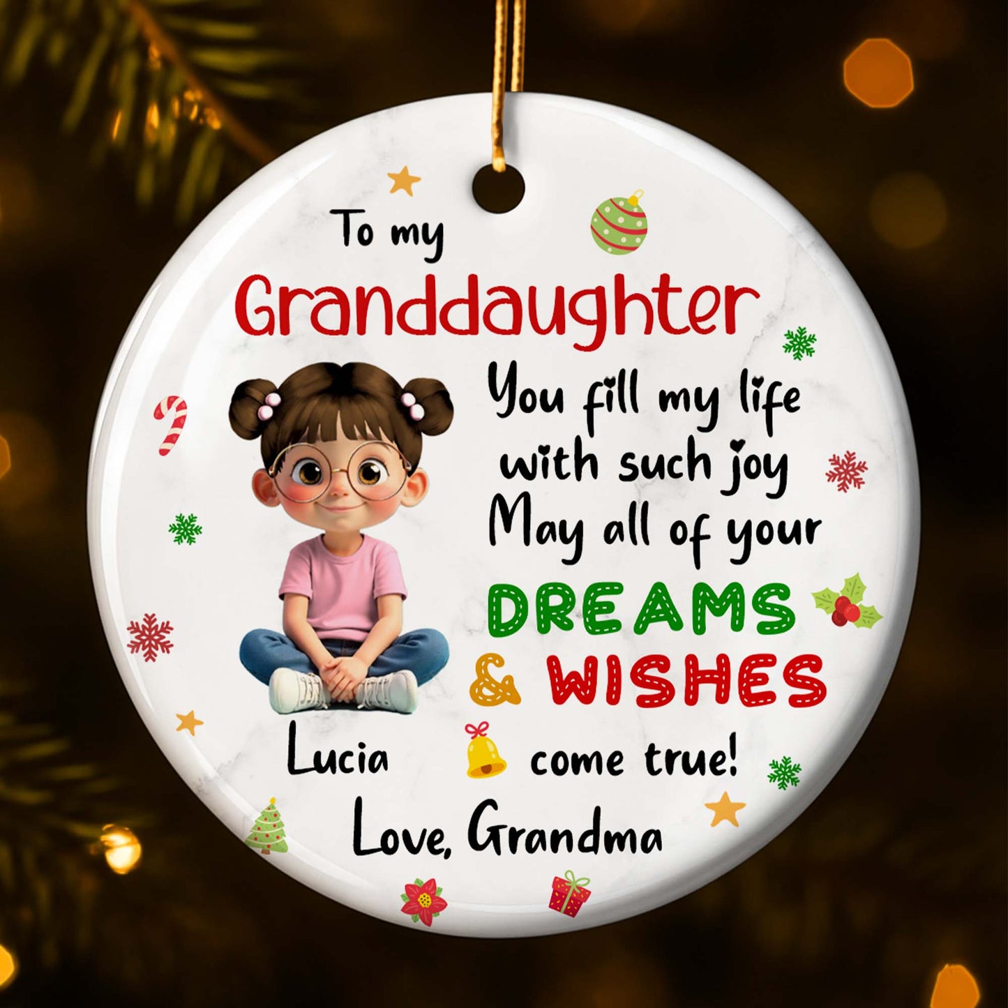 Para mi nieta, Sueños y deseos, Niña sentada con símbolos navideños - Adorno de cerámica personalizado con forma redonda - GDT358_RCE