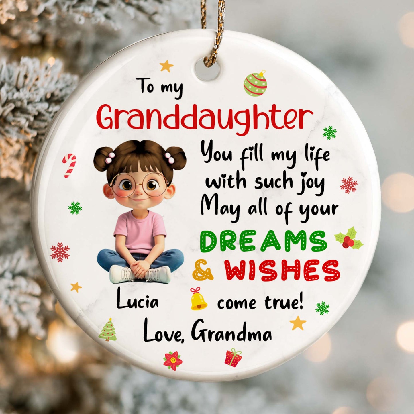 Para mi nieta, Sueños y deseos, Niña sentada con símbolos navideños - Adorno de cerámica personalizado con forma redonda - GDT358_RCE