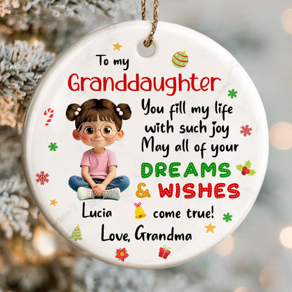 Para mi nieta, Sueños y deseos, Niña sentada con símbolos navideños - Adorno de cerámica personalizado con forma redonda - GDT358_RCE