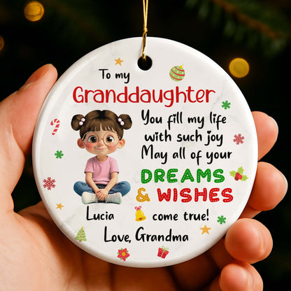 Para mi nieta, Sueños y deseos, Niña sentada con símbolos navideños - Adorno de cerámica personalizado con forma redonda - GDT358_RCE