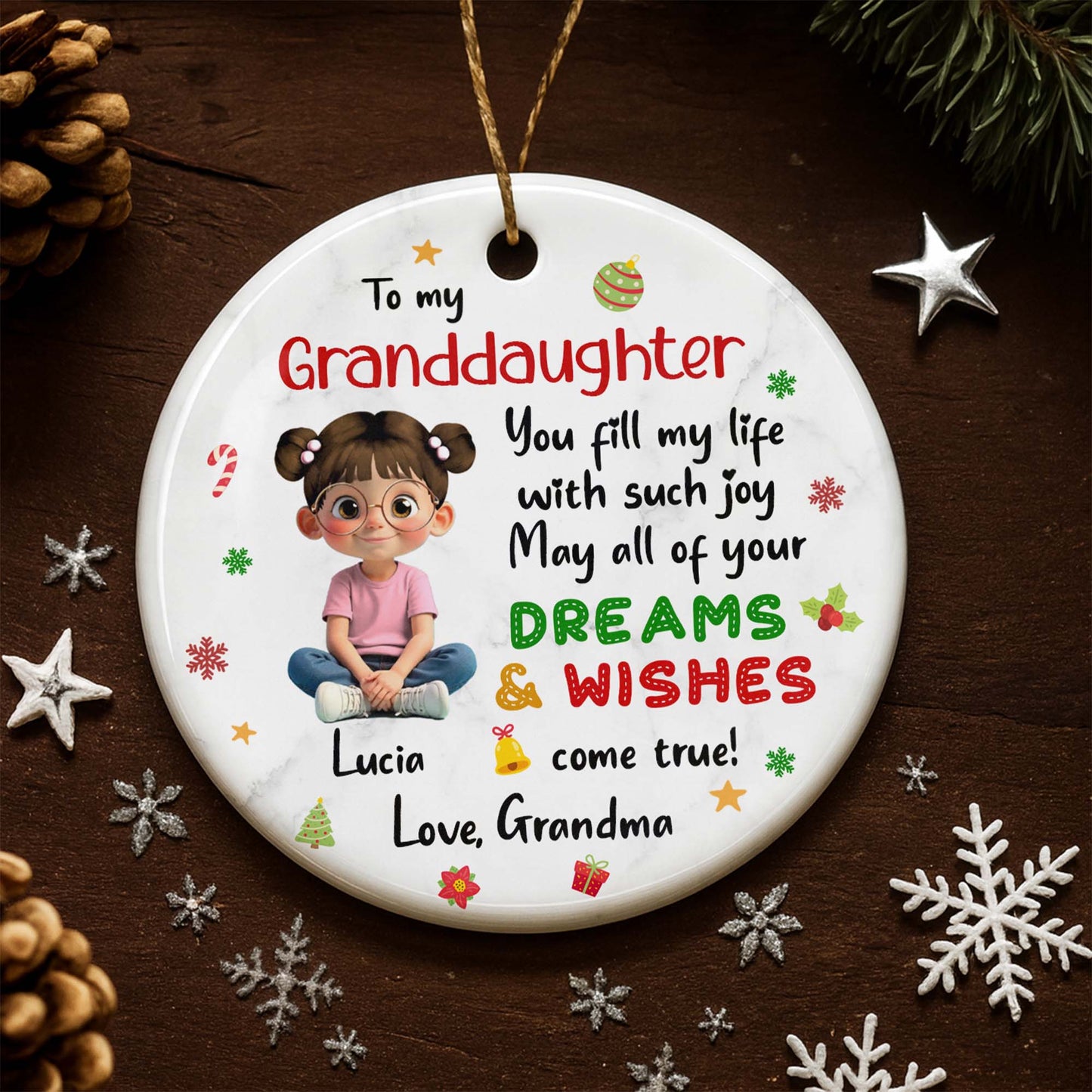 Para mi nieta, Sueños y deseos, Niña sentada con símbolos navideños - Adorno de cerámica personalizado con forma redonda - GDT358_RCE