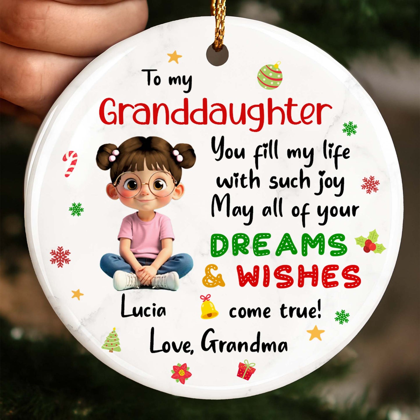 Para mi nieta, Sueños y deseos, Niña sentada con símbolos navideños - Adorno de cerámica personalizado con forma redonda - GDT358_RCE