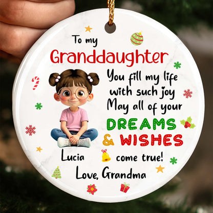 Para mi nieta, Sueños y deseos, Niña sentada con símbolos navideños - Adorno de cerámica personalizado con forma redonda - GDT358_RCE