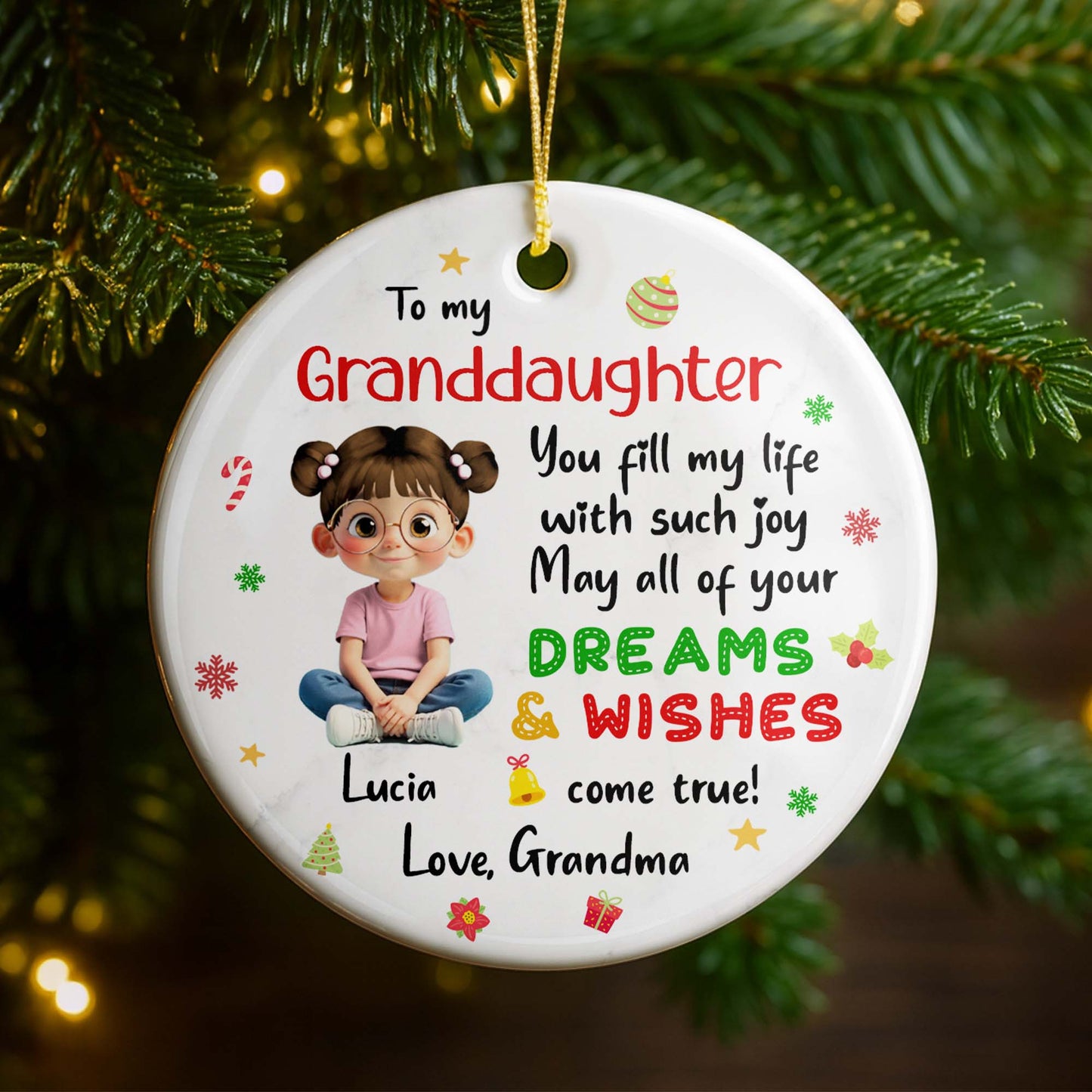 Para mi nieta, Sueños y deseos, Niña sentada con símbolos navideños - Adorno de cerámica personalizado con forma redonda - GDT358_RCE