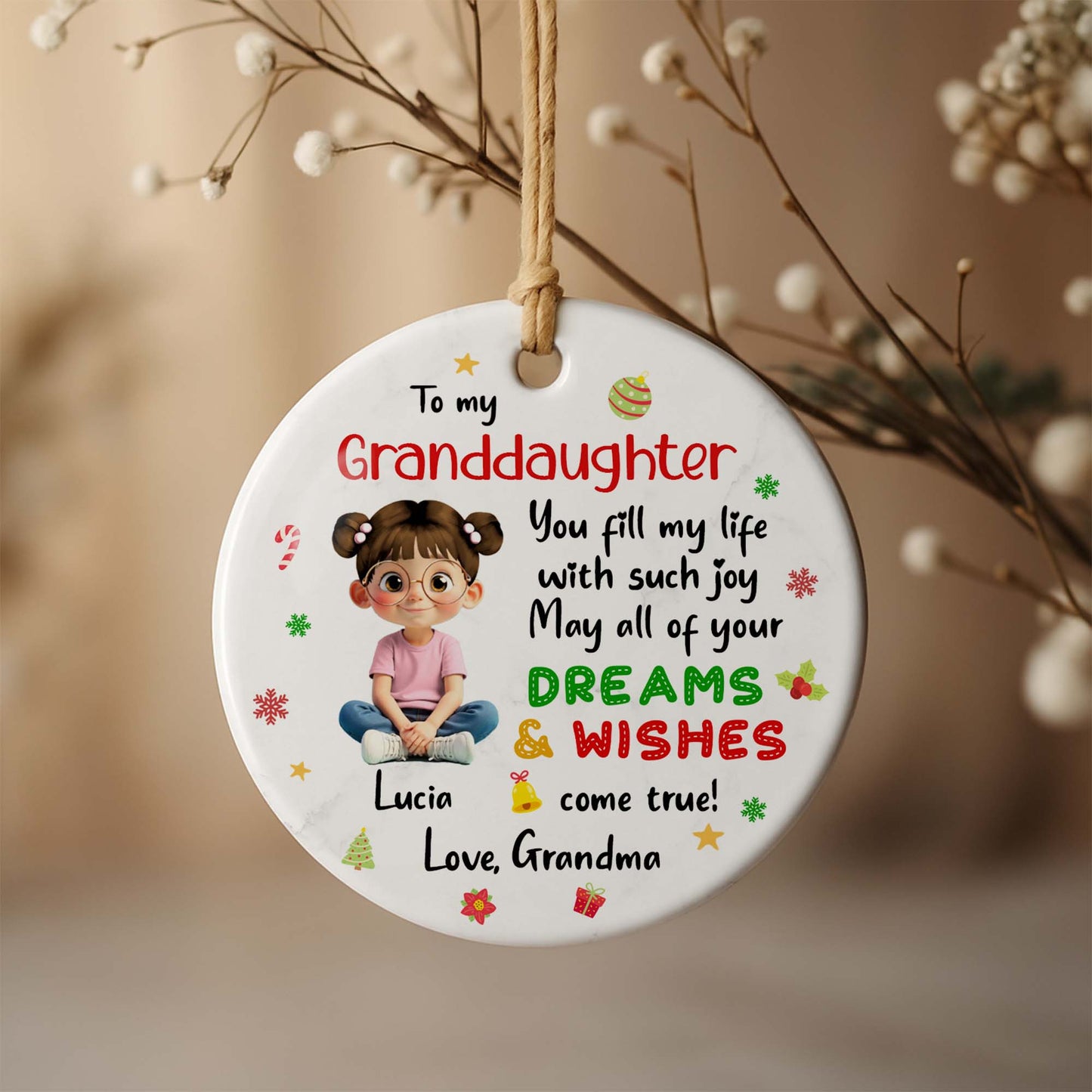 Para mi nieta, Sueños y deseos, Niña sentada con símbolos navideños - Adorno de cerámica personalizado con forma redonda - GDT358_RCE