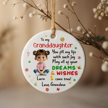 Para mi nieta, Sueños y deseos, Niña sentada con símbolos navideños - Adorno de cerámica personalizado con forma redonda - GDT358_RCE