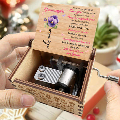 À ma petite-fille, crois en toi, fleurs et papillons – Boîte à musique personnalisée avec la mélodie « You Are My Sunshine » – GDT366_MZB 