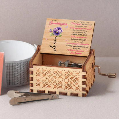 À ma petite-fille, crois en toi, fleurs et papillons – Boîte à musique personnalisée avec la mélodie « You Are My Sunshine » – GDT366_MZB 