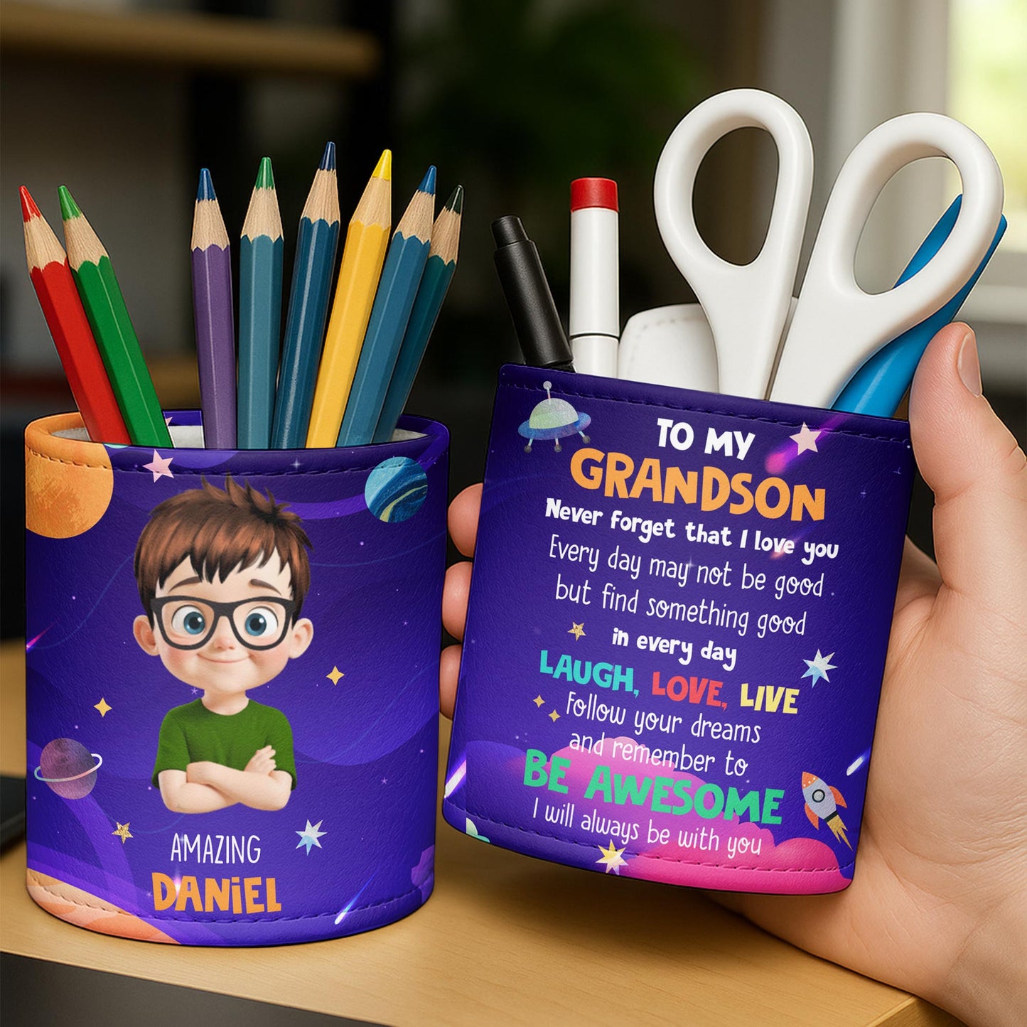 Increíble {Nombre} con personaje de dibujos animados, estrellas y planetas - Portalápices personalizado - GRK054_PENH