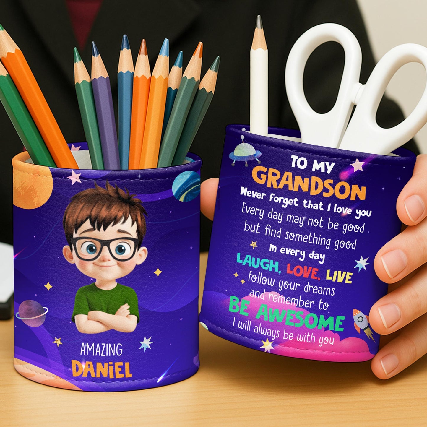 Increíble {Nombre} con personaje de dibujos animados, estrellas y planetas - Portalápices personalizado - GRK054_PENH